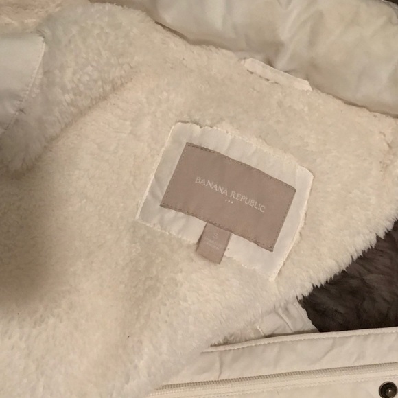 BANANA REPUBLIC DETACHABLE FAUX FUR HOODIE PUFFER - Picture 2 of 5